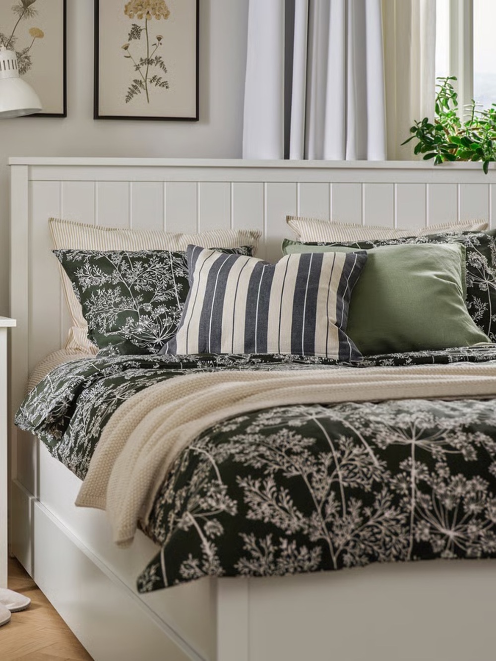 Green Botanical Print Comforter Set with Accent Pillows